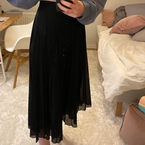 Lång svart plisserad kjol - Köparen står för frakten💕