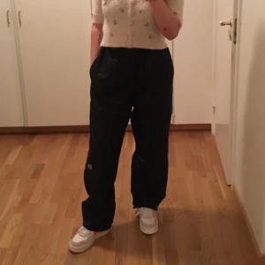 Nike träningsbyxor svart storlek medium 38  - 100% nylon träningsbyxor från Nike storlek medium/38🤎 Boxy streetwear vibe. Resårband i midjan så man kan justera. Prassligt material ✨