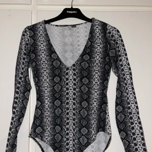 Body  - Body med mönster av ormskinn. Svin cool men aldrig kommit till användning tyvärr (oanvänd)