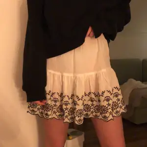 Jättefin kjol med Blom detaljer. Använt fåtals gånger och är i bra skick. 😊😊Helt slutsåld