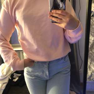 En super snygg och bekväm sweatshirt i en fin rosa färg. Den är beställd från NA-KD och endast använd ca 1-2 gånger så den är i nyskick. Priset kan diskuteras. 