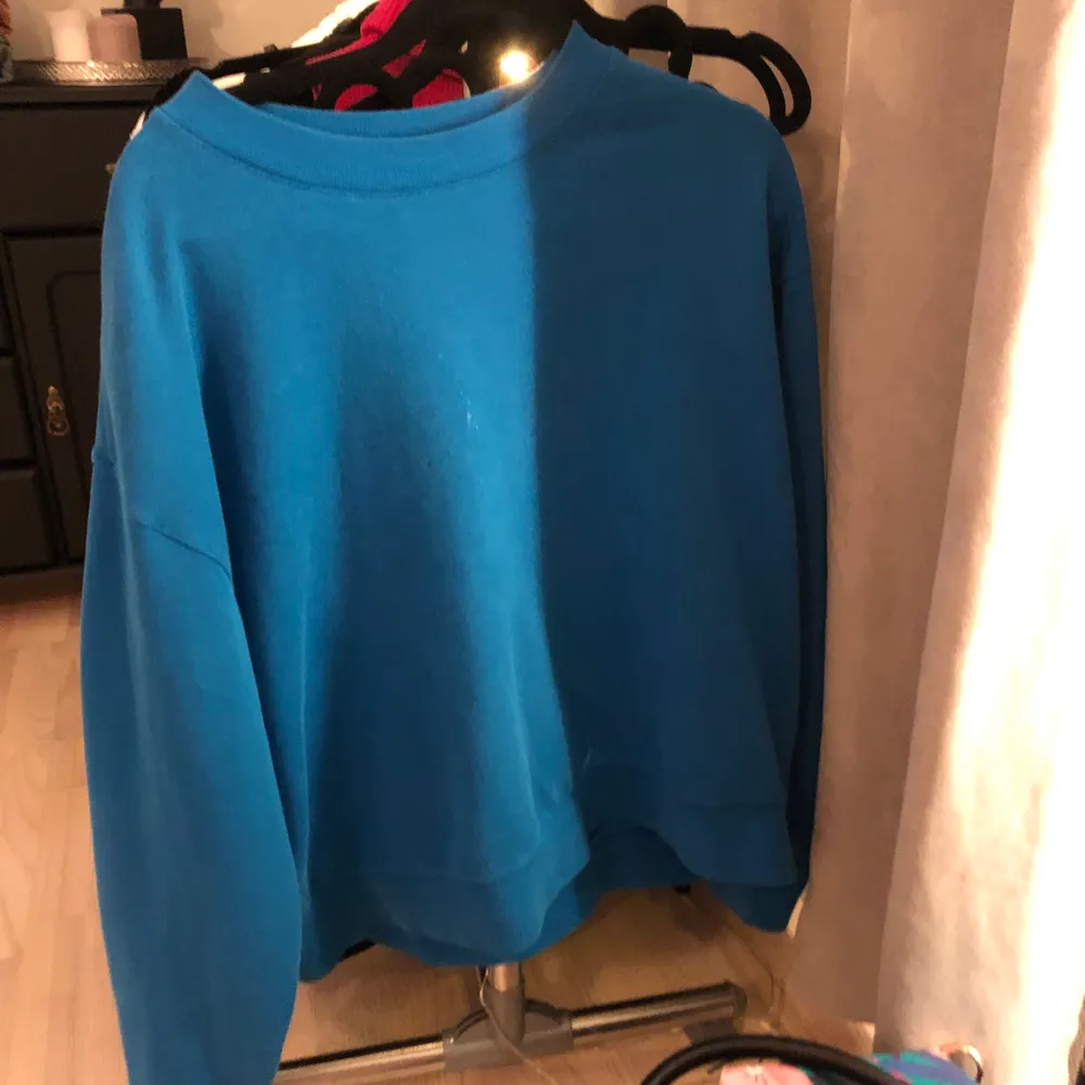 Blå sweatshirt från weekday, använd sparsamt. Tröjor & Koftor.