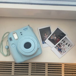 Instax mini 9 - Säljer min instax mini 9. Bra skick men säljer så den inte blir så använd. Säljer denna gråa väska med orginalpris 200kr till som ingår i priset. Orginalpris på kameran 800kr säljer för kameran och kameraväskan för 500kr.