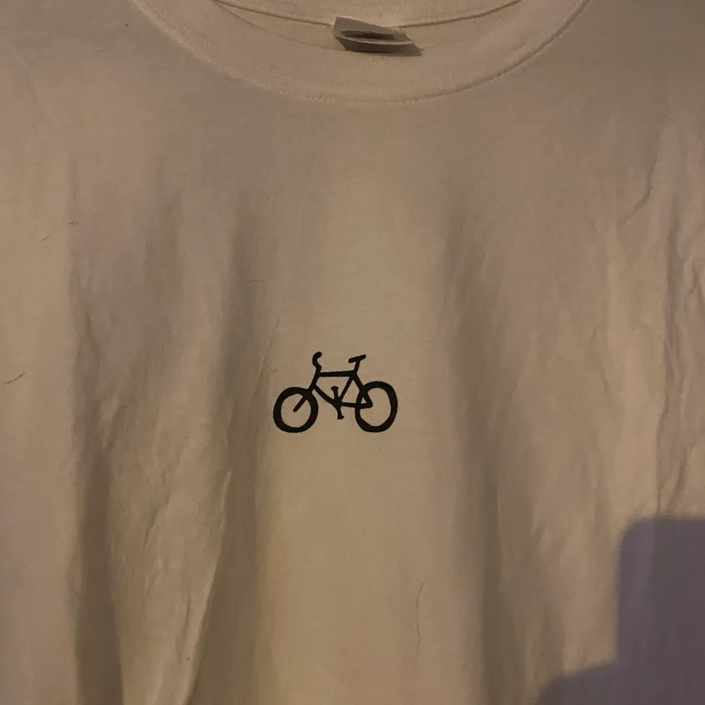 Vit långärmad tröja med en tryckt cykel på. Köpt av ett UF företag 2018. Använd två gånger. Storlek S. Tröjor & Koftor.