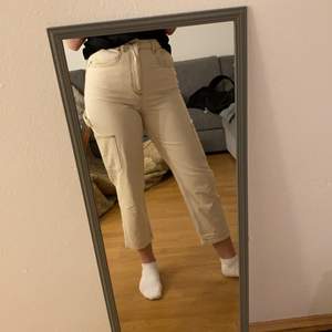 Ett par vita mom jeans från H&M i storlek 38 men skulle passa 36 med om man letar efter med ”baggy” jeans!! Passar tyvärr inte mig längre men annars sjukt snygga!! Frakt tillkommer på 66kr✨