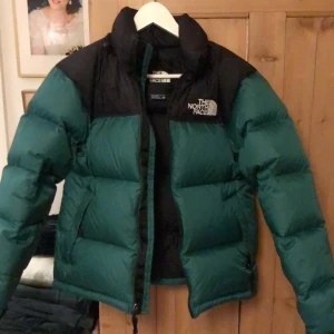 Grön The north face - 🐸🐸🐸🐸Skit snygg North face jacka i färgen grön xxs hre storlek, men mycket utrymme till en hoddi under jackan🐸🐸🐸🐸🐸                        Nyckick budning i konstaterbar eller privat!!