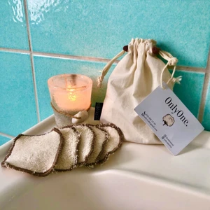 Startkitet!!✨ - Vi är OnlyOne UF och vi producerar återanvändbara och ekologiska bomullspads🤍🤩 Detta är ett av våra kit som består av 10st av våra bomullspads med en tillkommande ekologisk tvättpåse. Padsen är handsydda och väldigt skonsamma mot hyn! Gå antingen in på vår hemsida www.onlyoneuf.se och beställ eller i Plick appen!🤎💚