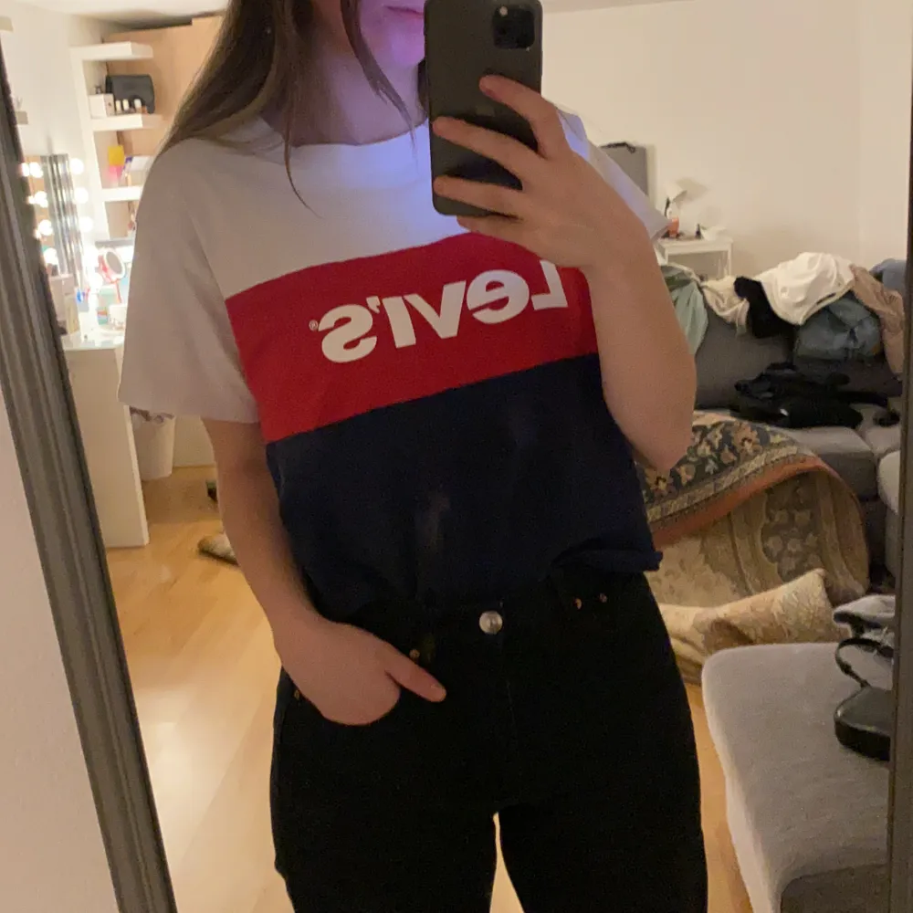 En T-shirt från Levis i storlek M som tyvärr inte kommer till användning!! Frakt på 66kr tillkommer✨. T-shirts.