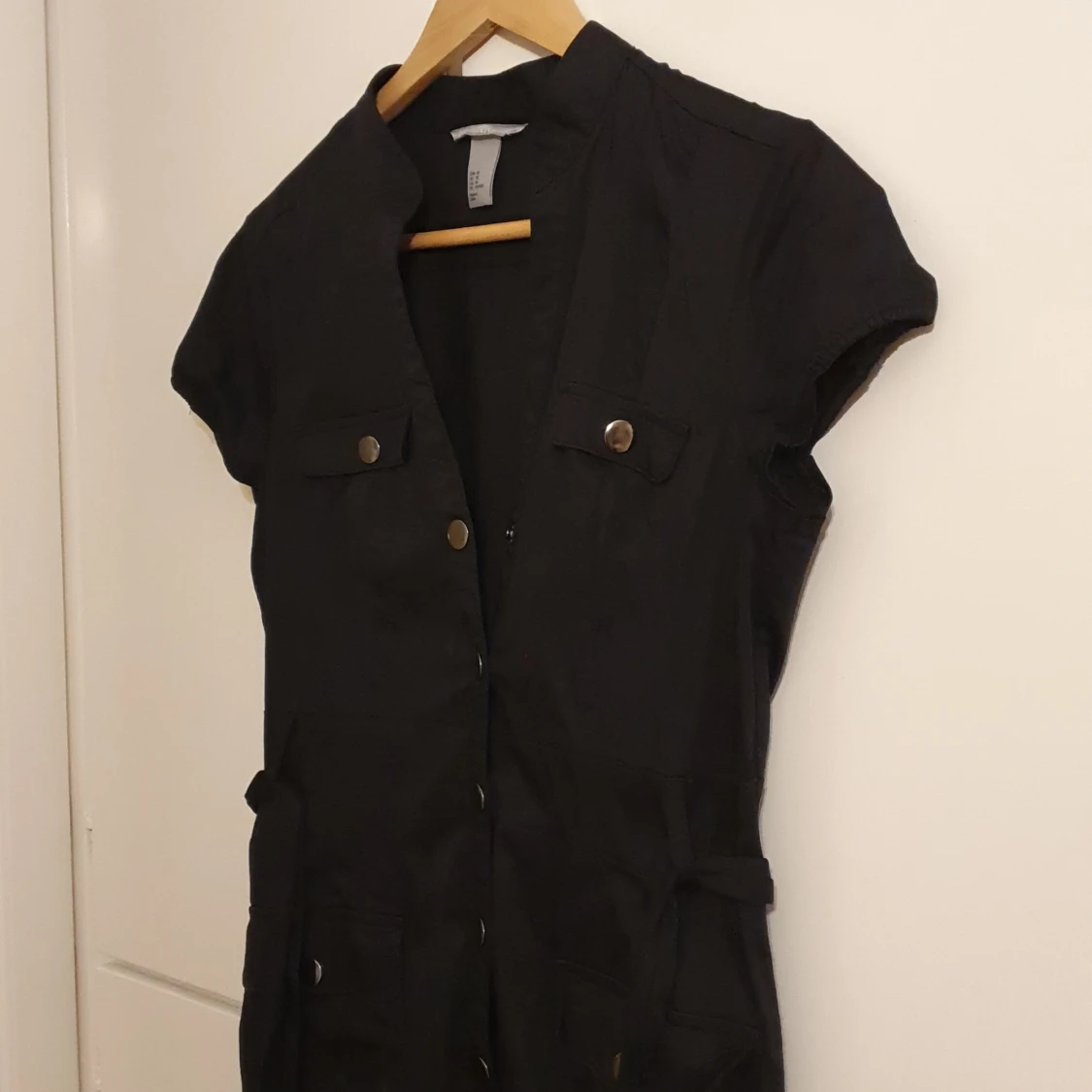 Svart kortärmad klänning - 90