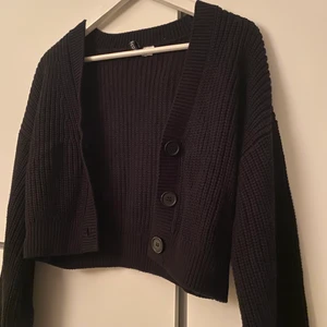 Croppad Kofta - Svart croppad kofta, använd en gång