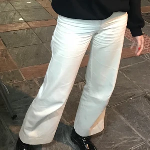 Beiga/krämvita jeans  - Beiga/krämvita skitsnygga jeans från HM. Väldigt snygg passform och i bra skick. Är 177 cm lång ☺️ 