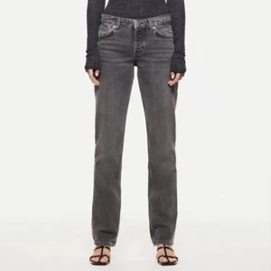 Zara jeans - Intressekoll på dessa jeans i str. 34 från zara som är slutsålda överallt!!!!🤍🤍🤍