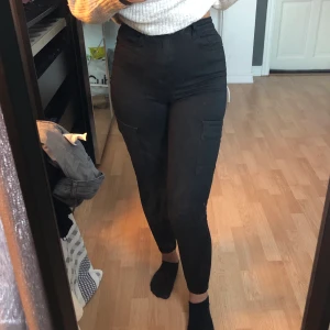 Cargo jeans - Fina högmidjade cargo byxor från Stradivarius. Använda men i bra skick, utan defekter. Säljer för 50kr +frakt. Hör av dig om du undrar något mvh