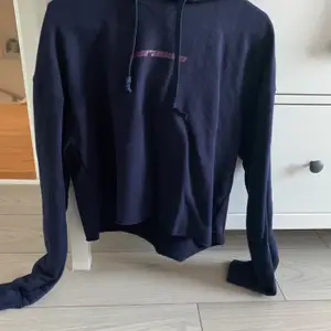 En kortare hoodie i storlek L ser kanske stor ut men skulle påstå att de passar en M också!☺️