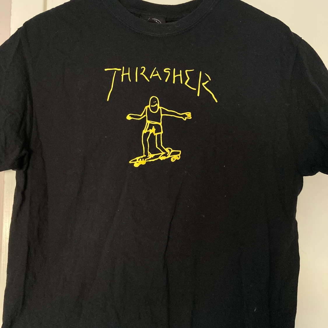 En thrasher t shirt med gult tryck  - 90