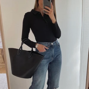 Svart ribbad topp med krage  - Svart ribbad topp med krage. Storlek S