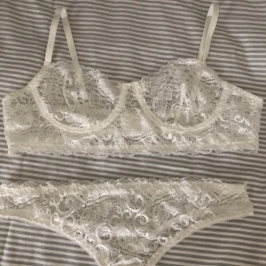 Underklädes-set  - Vita helt nya och oanvända underkläder! Jättefina och skönt spets material