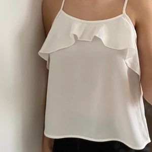 Vit topp - Superfin vit topp, passar xs och s. Lite missfärgad på insidan av banden (bild 2), ingenting som syns när man har den på sig.