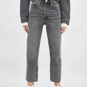 Slutsålda zara Jeans - Säljer dessa snygga zara jeansen! Endast använda ett fåtal gånger och säljer då dem inte kommer till användning. Köpare står för frakten. Nypris 399kr😊