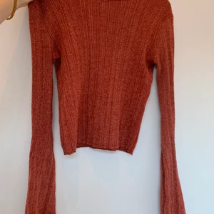 Cotton On glitter shirt Size XS-S - Cotton On glitter tröja. Det kommer från SydAfrika och har  lite 70tals vibe med långa armar, super bekväm och i jätte bra kondition, jag har bara använt det 2 gånger. Det säger XS men jag är S-M och den passar mig jätte bra 