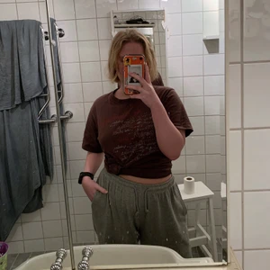 Mörkbrun T-shirt - As cool T-shirt i storlek L. Fin fint skick, och oversized. Köpare står för frakt ❤️