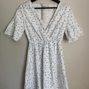 Blommig klänning - Blommig klänning från NA-KD. Aldrig använd🤍🤎
