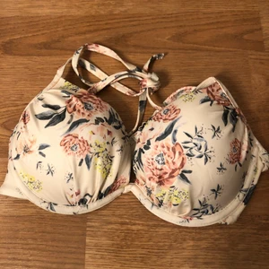 Bikinitopp - Bikinitopp med blommigt mönster. Från hm, storlek 75A. Obs. Push up. Skriv för intresse. Fraktkostnad tillkommer, kan dock möta upp i Stockholm:)