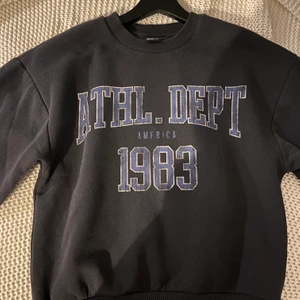 Collegetröja ifrån Gina tricot - Mysig collegetröja, storlek xxs ✨ tar Swish, postar inte tröjan