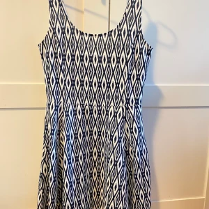 Sommarklänning - Söt sommarklänning ifrån H&M, storlek 38. Oanvänd. Frakten står jag för🌸