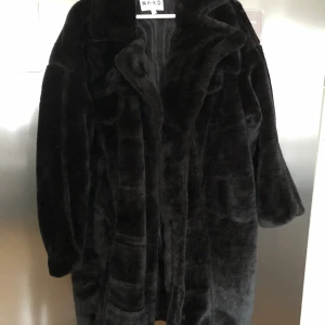 Svart ”pälsjacka” i nyskick från NA-KD - Storlek 42 men passar 44 oxå