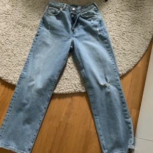 Jeans - Snygga jeans med slitningar, snygg passform. Kommer inte till användning, har endast provat dem. Passar perfekt till sommar/vår💙🦋