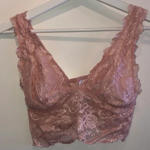 Rosa spets bralette från Gina💞 - Säljer min oandvända bralette/top från Gina Tricot! Den är rosa med spets och i storlek S! Säljer den för 80kr, kan frakta eller mötas i gbg. Säljer även en exakt likadan i vit så in och kolla min profil om ni hellre vill ha den i vit🥰