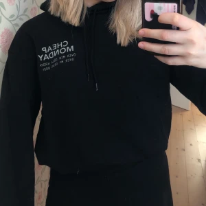 Cheapmonday hoodie stl XS - Svart kortare hoodie från cheap monday med tryck! Stl XS men passar även S