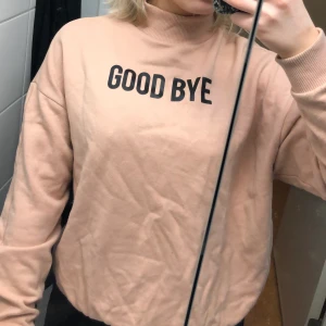 Smutsrosa tröja  - Säljer denna smutsrosa/ljusrosa tröja från pull&bear. Strl S. 