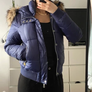 G-star Raw Whistler Woman Bomber Jacket - G-star Raw Whistler Woman Bomber Jacket för damer i storlek M, marinblå. Liten i storleken, mycket varm. Väldigt bra skick. Orginalpris ca. 1700 kr.  Säljer för 350 kr.