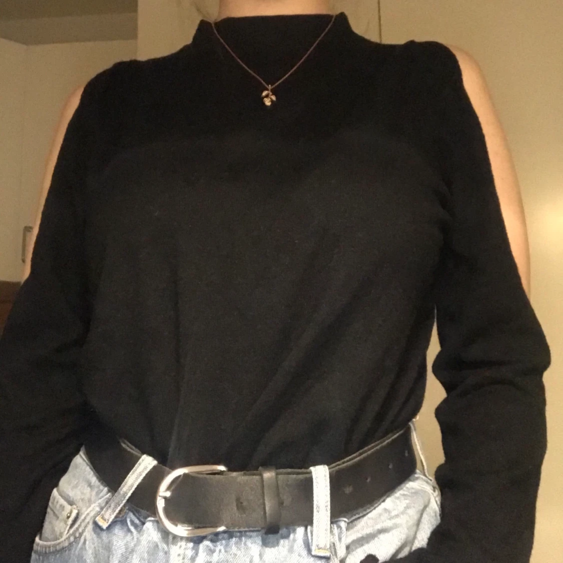 Svart tröja, of shoulder armar