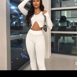 Set - Super skön material. Man ser lite igenom byxorna. 