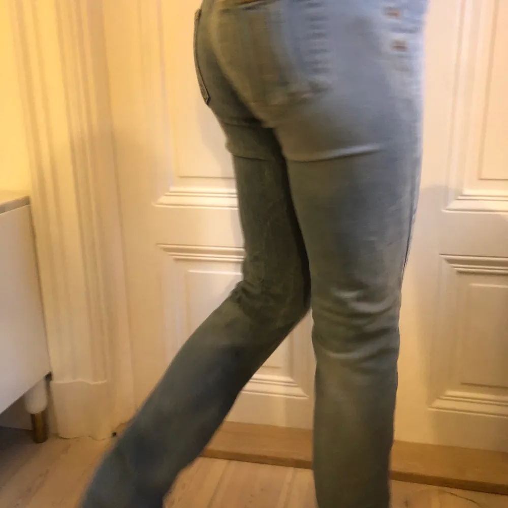 Snygga low waist straight jeans. De har en liten slitning där uppe men inget som märks av särskilt  mycket(kolla bild tre.  Kan mötas upp eller frakta men köparen står för frakten💕. Jeans & Byxor.