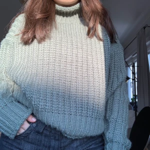 Grön stickad tröja - Populär grön stickad tröja från hm. Använd endast en gång, är i väldigt bra skick, inga trådar som sticker ut. Som referens är jag 155cm och bär normalt storlek S eller 36. Köparen står för frakten men jag kan också mötas upp i Stockholm/ Sundbyberg. 