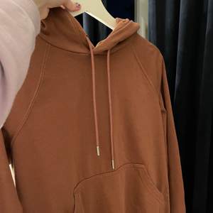 Säljer denna superfina bruna hoodie från H&M som jag tror inte går att köpa längre 🤎 Storlek XS men passar även S! Färgen visar sig bäst på första bilden 💕 säljer för 100kr eller bud!🤎