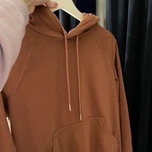 Hoodie från H&M - Säljer denna superfina bruna hoodie från H&M som jag tror inte går att köpa längre 🤎 Storlek XS men passar även S! Färgen visar sig bäst på första bilden 💕 säljer för 100kr eller bud!🤎