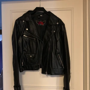 Skinnjacka - Skinnjacka i storlek 40, använd få gånger då den inte passade mig. Kan fraktas men då står köparen för frakt, kan skickas som spårbar eller eget paket