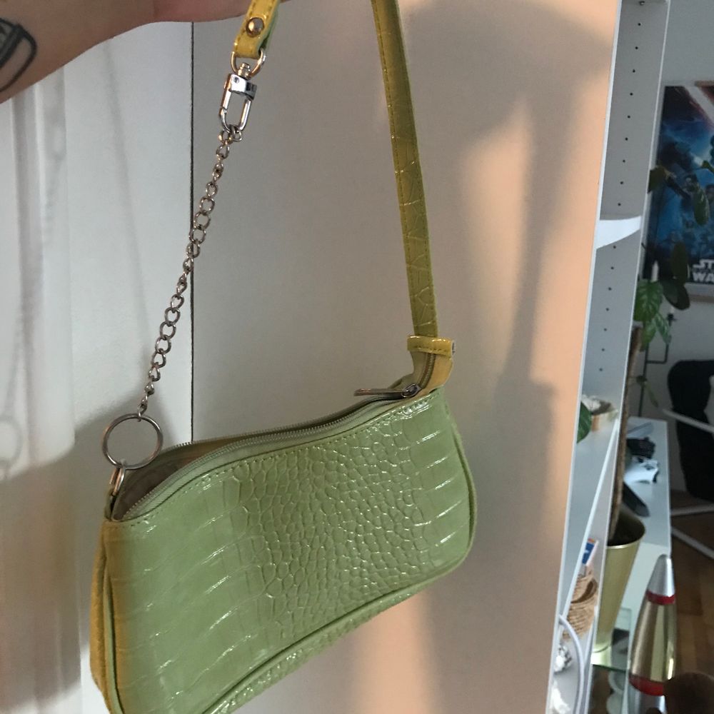 Liten och gullig handväska i grön färg. 😻😻. Accessoarer.