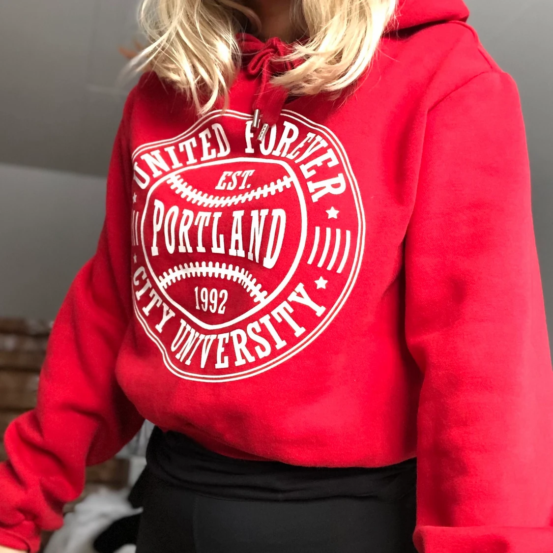 Röd hoodie storlek xs