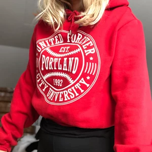 Röd hoodie storlek xs - Vet inte vart den är ifrån, säljer för att den börjar bli förliten, den är även lite kortare. Kan fraktas