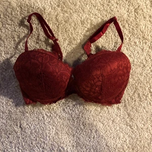 Bh 70D - Superfin röd pushup-Bh med spets, köpt i England, helt oanvänd. Axelbanden går att knäppa ihop i ryggen