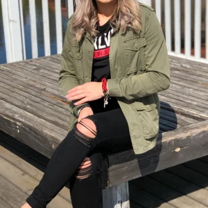 Grön skjort jacka - Snygg skjort jacka från Vero Moda, använd fåtal gånger! Frakt tillkommer💖