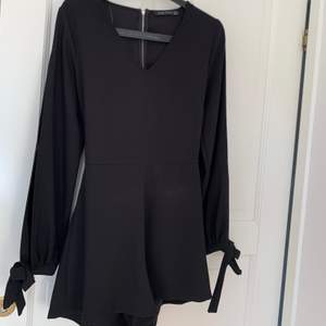 En super fin svart jumpsuit ifrån chiquelle 🥰 den har många fina detaljer🥰