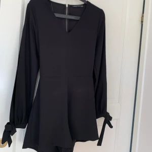 Svart jumpsuit  - En super fin svart jumpsuit ifrån chiquelle 🥰 den har många fina detaljer🥰
