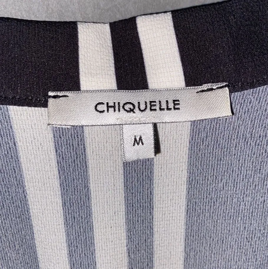 Jätte fin byxdress från Chiquelle. Endast använd en gång på en skolavslutning och har inte kommit till användning mer. 🖤Köpt för 550kr🖤 Det är en storlek M men passar apsolut en S. Kostymer.